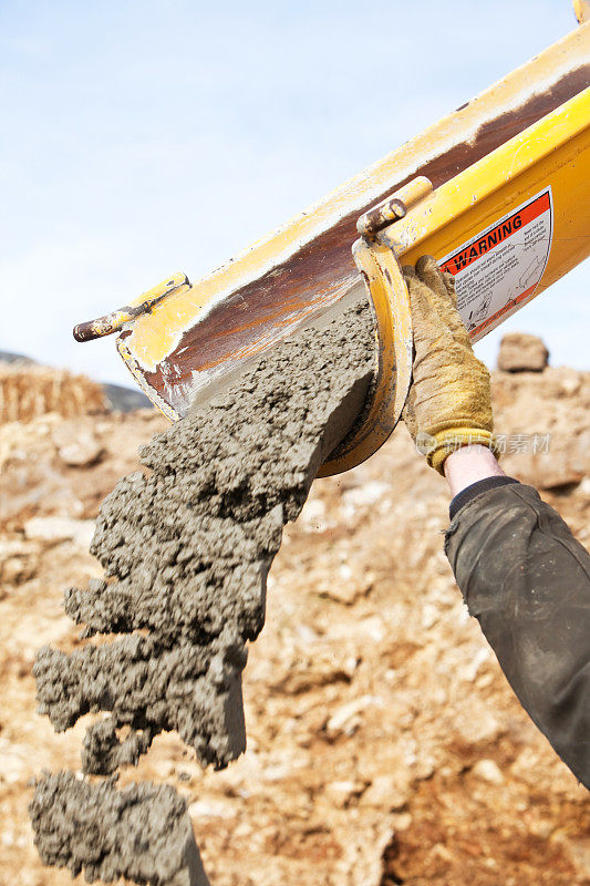 建筑工人指导水泥搅拌车槽