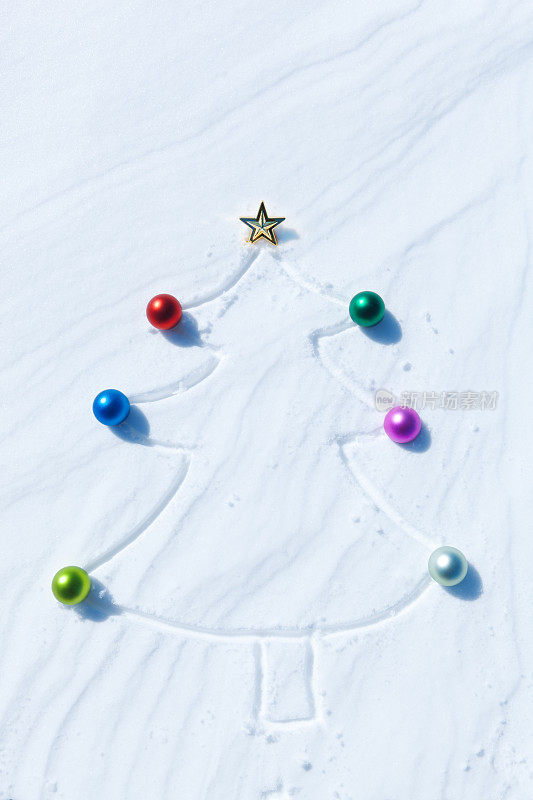 圣诞树在冬天的雪装饰的小玩意