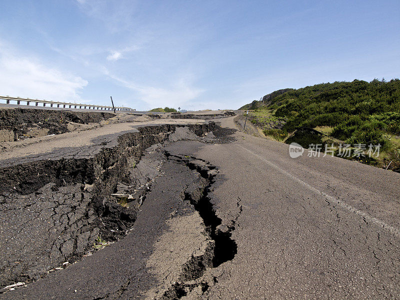 俄勒冈州高速公路因暴雨导致路面坍塌