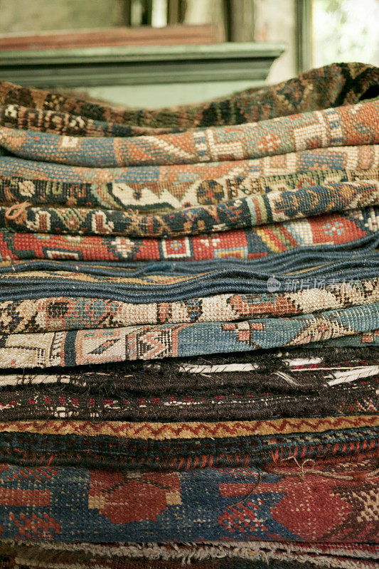 五颜六色的古董波斯打结地毯