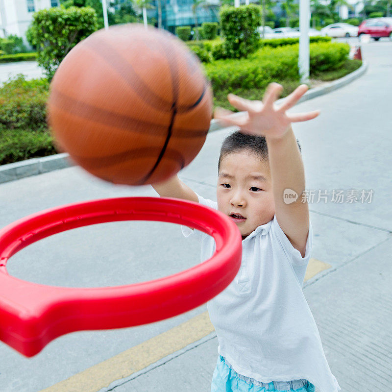 小男孩打篮球