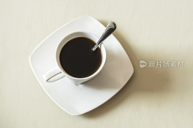 黑咖啡和咖啡杯