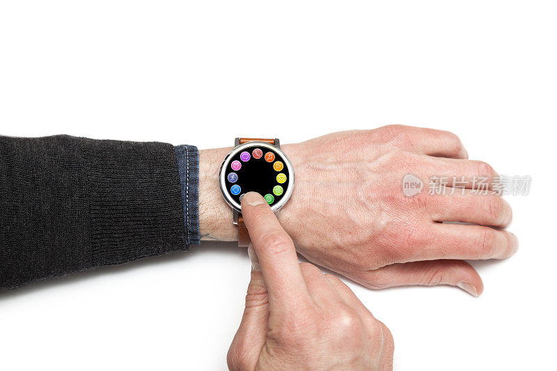 智能手表在手腕上与应用程序的屏幕