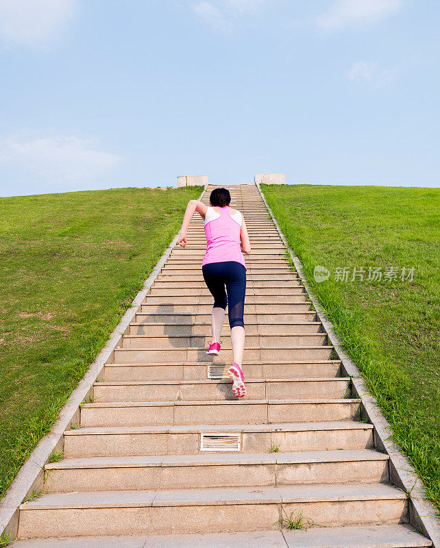 年轻女子在石阶前奔跑