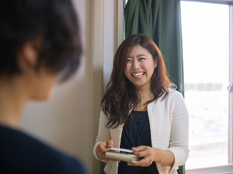 日本女商人向客户展示巨大的微笑