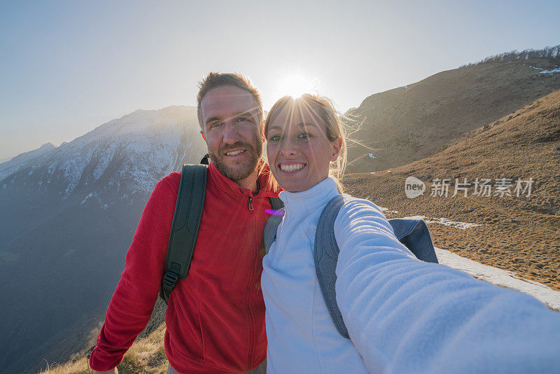 一对年轻夫妇在瑞士徒步旅行的自拍照