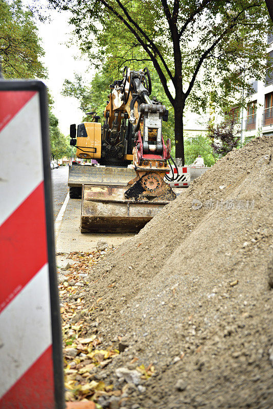 道路施工正在进行。挖掘机。的迹象。