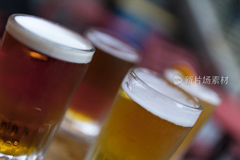 在酒吧庭院的红桌上有四种清爽的啤酒可供选择:杏子啤酒，印度淡啤酒，奶油麦芽啤酒和贮藏啤酒。