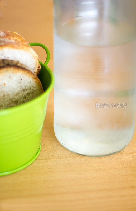 面包和水:切片面包，桌上的瓶装水
