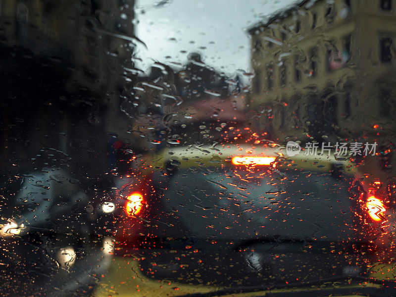 城市交通在雨天。
