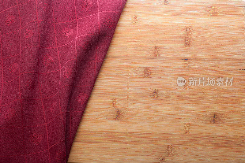 木桌子上铺着红色的台布
