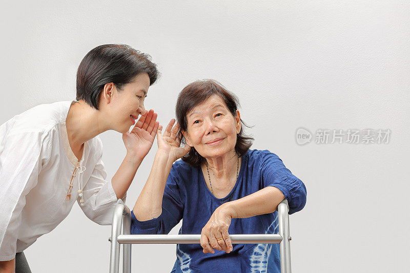亚洲老年妇女听力丧失，重听