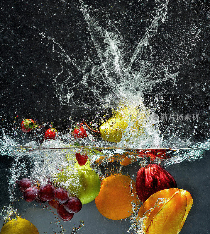 新鲜的水果和蔬菜落入水中