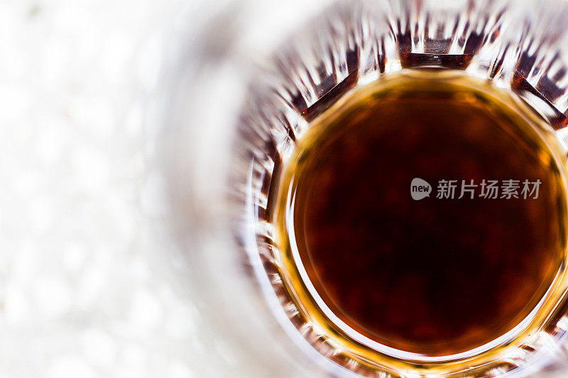 头顶近距离观看一杯可乐或碳酸饮料