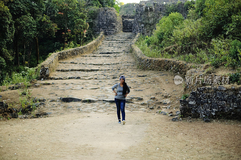 在堡垒地区摆姿势的女性