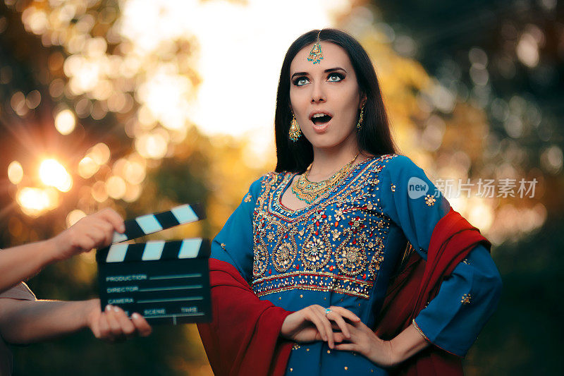 惊喜宝莱坞女演员穿着印度服装和珠宝