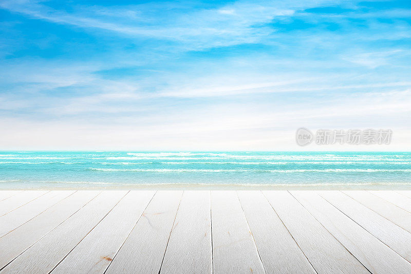 空木桌与派对上的海滩背景模糊。