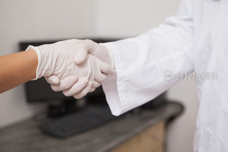 牙医和病人握手