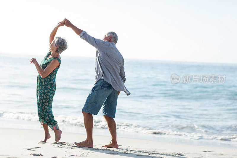 高年级情侣在海滩上跳舞