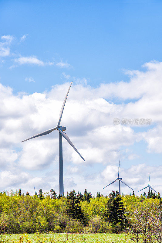 大型的特写，巨大的风力涡轮机在加斯比西海岸在魁北克省，加拿大在嘉布钦