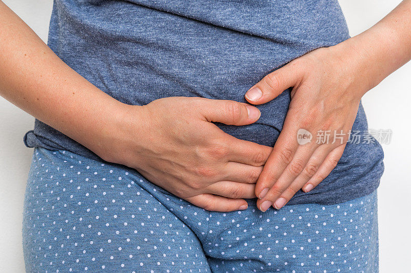 一个月经疼痛的女人正抱着她疼痛的肚子