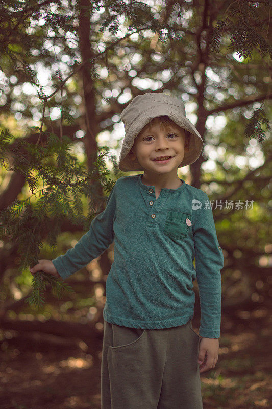 树林里的小男孩