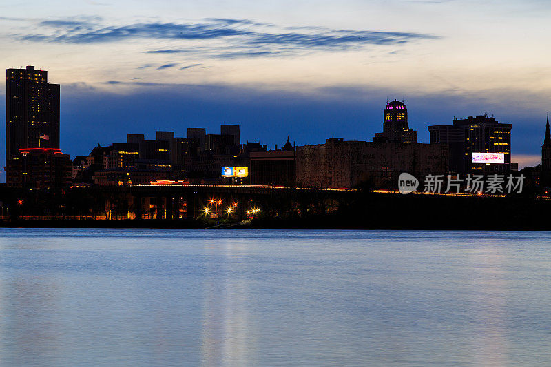 从伦斯勒码头穿过哈德逊河的城市奥尔巴尼的夜景