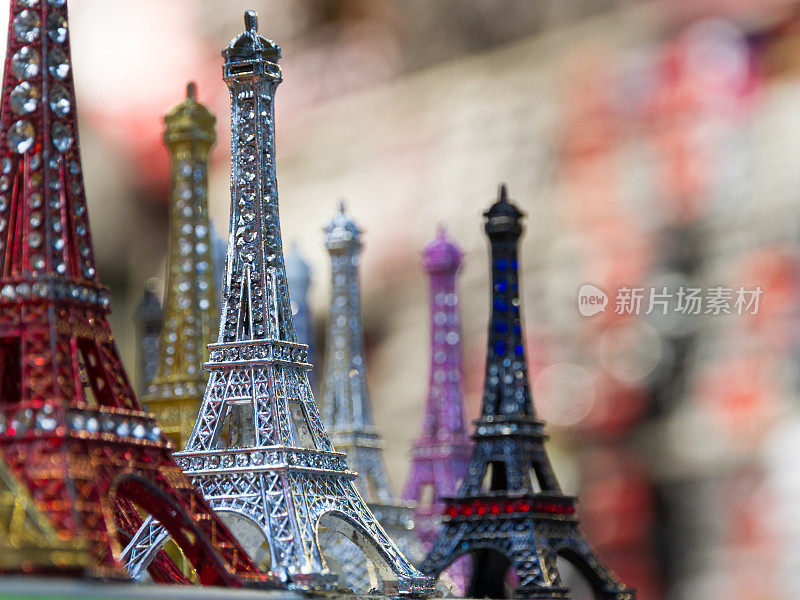 埃菲尔铁塔(埃菲尔铁塔)纪念品在法国巴黎的纪念品商店出售