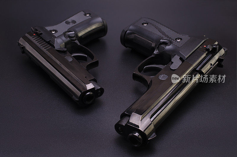 黑色背景上的两支黑色自动手枪