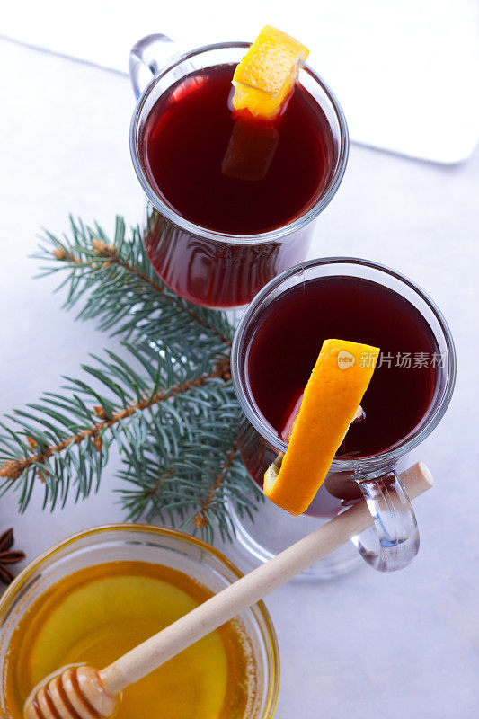 圣诞香橙热红酒，肉桂热红酒，茴香热红酒，蜂蜜热红酒，淡蓝色和白色背景