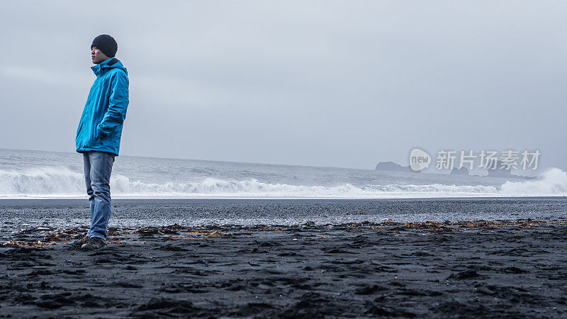 Asina探险者在冰岛黑海滩拷贝空间