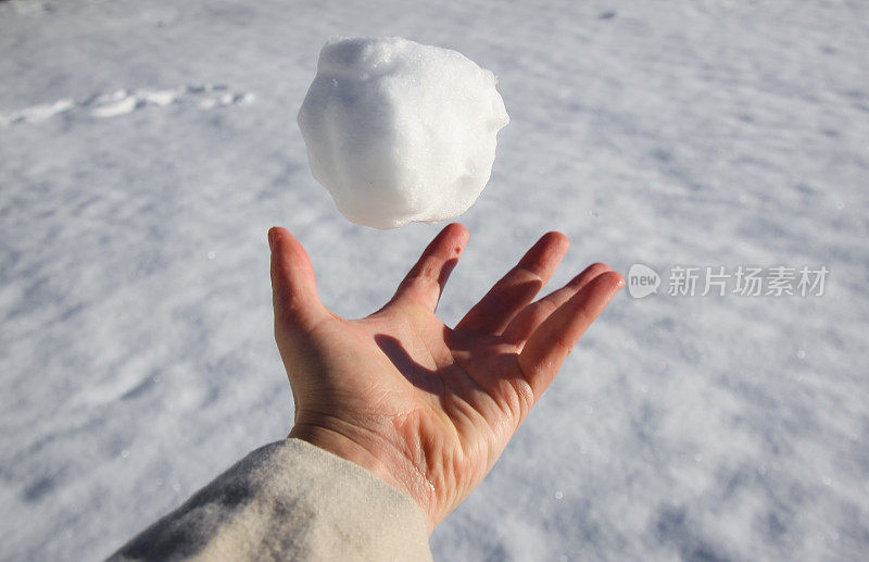 手里拿着雪球