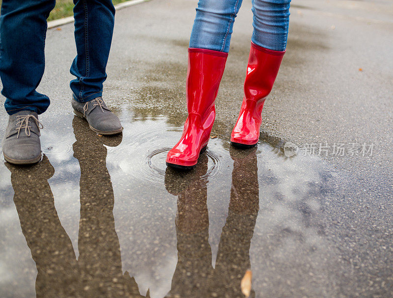 雨中打着伞的老夫妇