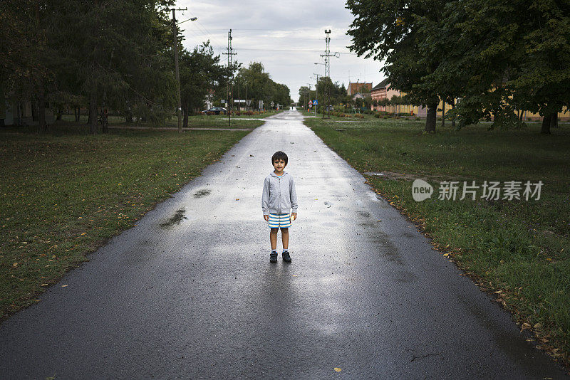 小街上可爱的男孩