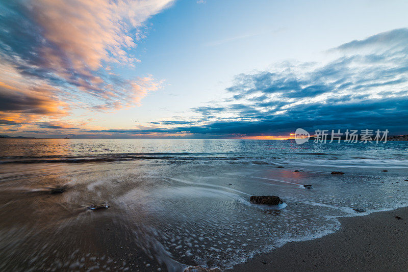 日落时分阿尔盖罗海岸的岩石和沙子