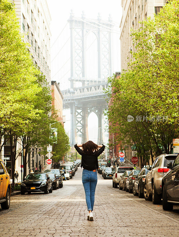 纽约曼哈顿桥附近的年轻女子