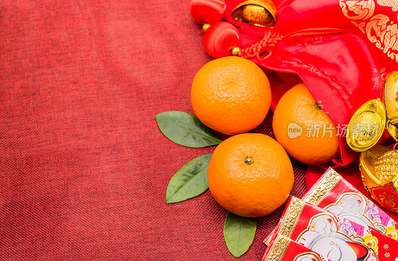 中国新年，中国金元宝和中国传统风格(外文代表祝福和幸运)