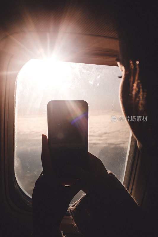 透过飞机的窗户拍照