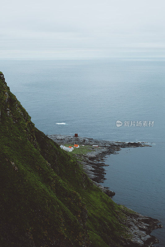 灯塔，北海和美丽的绿色边缘岛在挪威