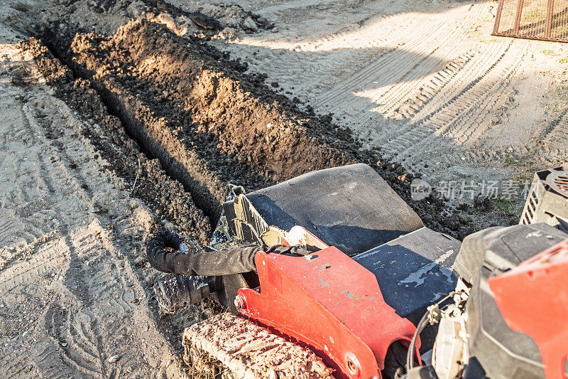 挖掘地下电缆的挖土工