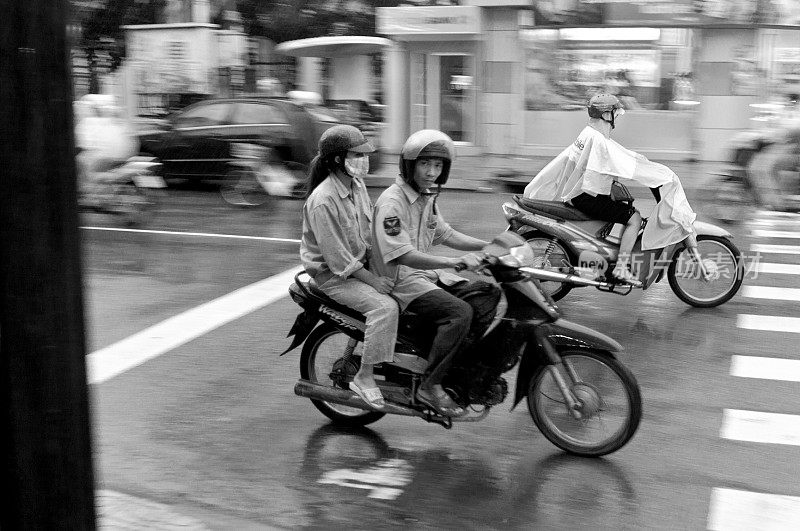 在越南，摩托车穿越暴风雨