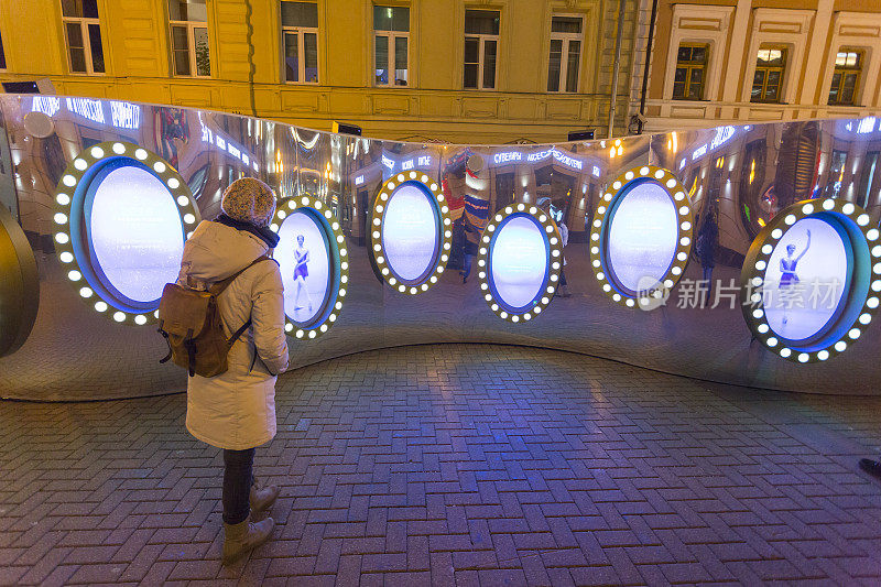 一名成年妇女在莫斯科老阿尔巴特观看圣诞装置