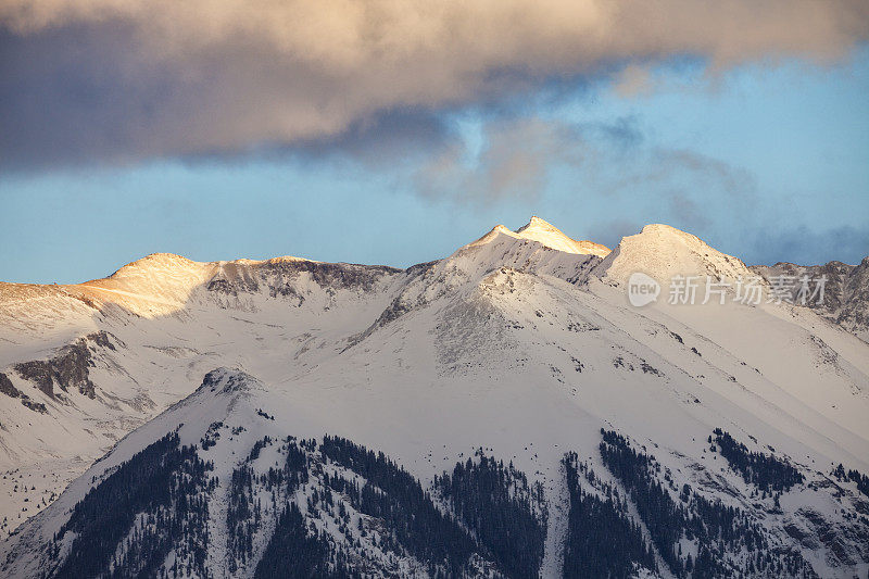 白雪覆盖的山峰