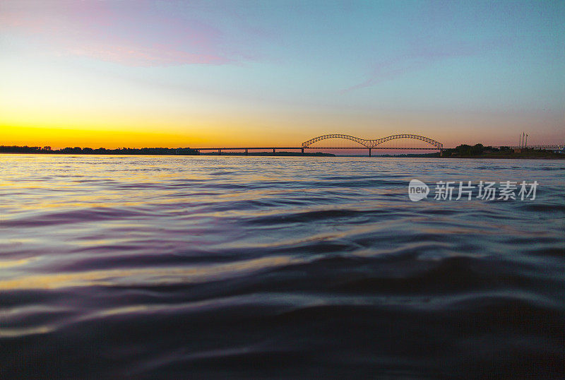密西西比河和田纳西州孟菲斯的埃尔南多·德索托大桥