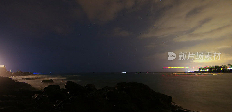 晚上的夏威夷岩石海岸