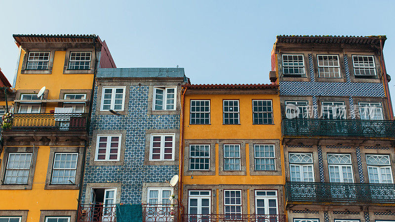 葡萄牙老波尔图市中心房屋的正面。