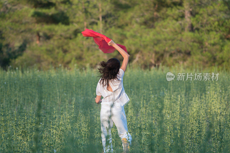 快乐的女人在草地上放松和跳舞