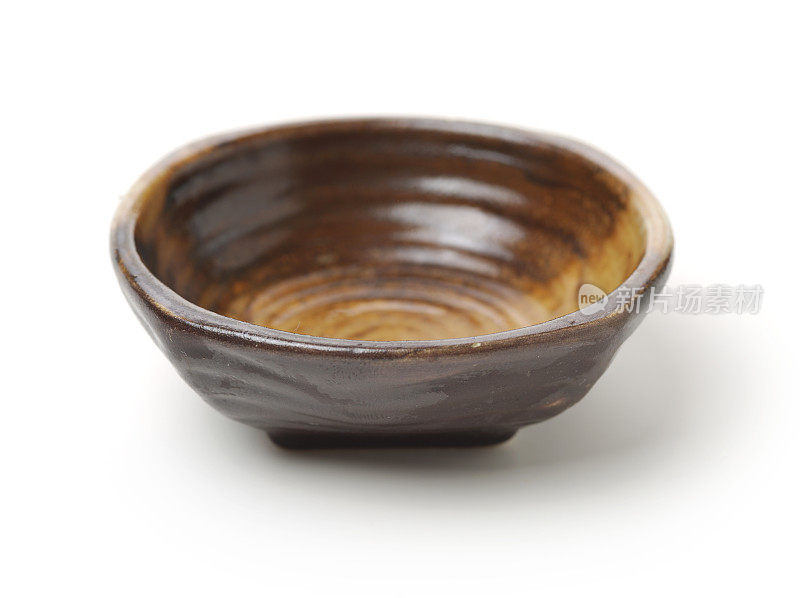 纯朴的棕色中国碗和盘子孤立在白色背景上