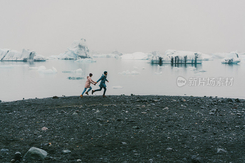 一对情侣在Jokulsarlon泻湖附近散步