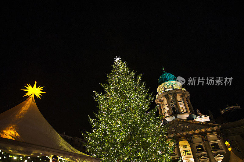 德国圣诞市场上的圣诞树